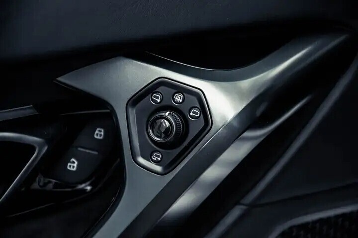 lamborghini-huracan-52i-v10-lp580-2-lift-full-history-big-7